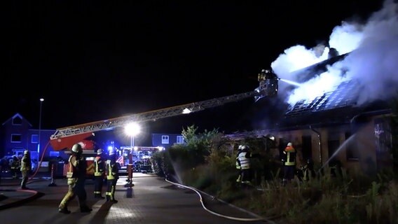 Die Feuerwehr löscht ein brennendes Wohnhaus in Visselhövede. © TV Elbnews 