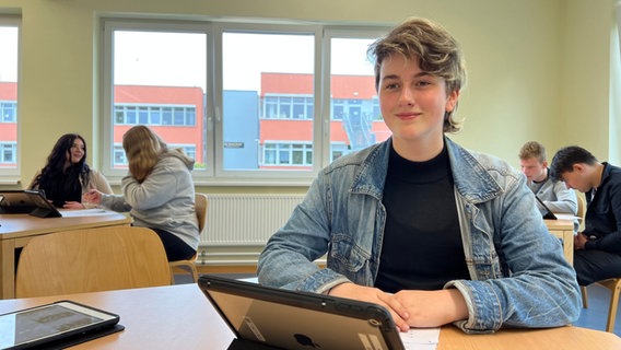 Die Schülerin Esther Fey sitzt an einem Tablet in einem Klassenraum der KSG in Bad Bevensen. © NDR Foto: Marlene Kukral