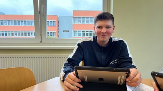 Der Schüler Bennet Ewertz sitzt an einem Tablet in einem Klassenraum der KSG in Bad Bevensen. © NDR Foto: Marlene Kukral