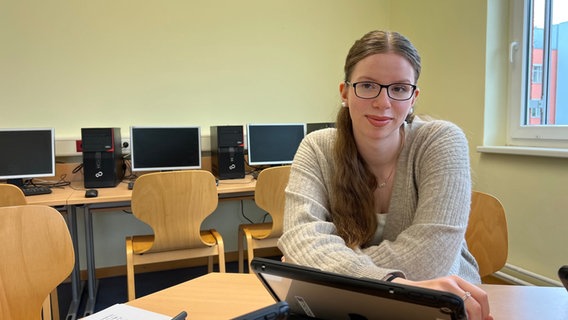 Die Schülerin Sarah Nippert sitzt an einem Tablet in einem Klassenraum der KSG in Bad Bevensen. © NDR Foto: Marlene Kukral
