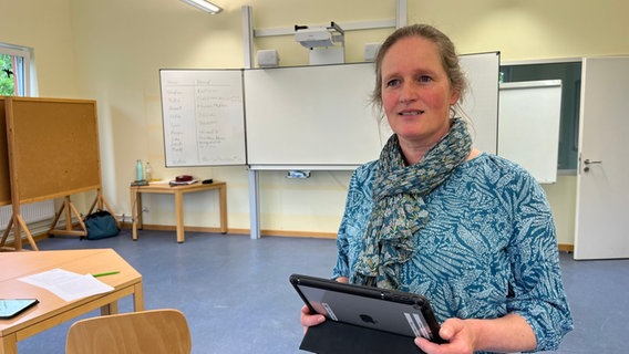 Die Lehrerin Maike Molina steht in einem Klassenraum der KSG in Bad Bevensen. © NDR Foto: Marlene Kukral