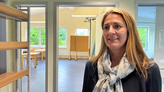 Die Schulleiterin Michaela Petersen steht in einem Klassenraum der KSG in Bad Bevensen. © NDR Foto: Marlene Kukral