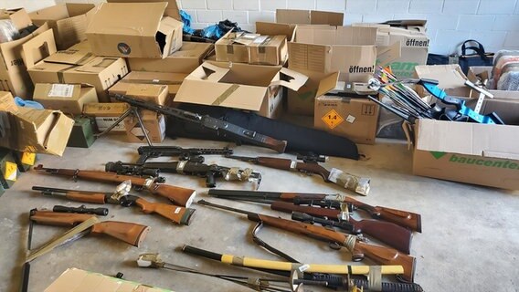 Beschlagnahmte Waffen nach einer Durchsuchung in Wingst und Geversdorf © Polizeiinspektion Cuxhaven Foto: Polizeiinspektion Cuxhaven