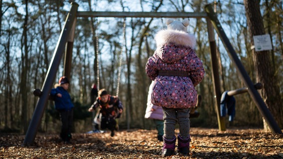 Kinder spielen an einer Schaukel. © picture alliance Foto: Philipp Schulze