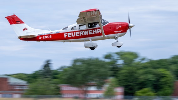 Eine Cessna der Feuerwehr hebt ab. © picture alliance/dpa | Philipp Schulze Foto: Philipp Schulze