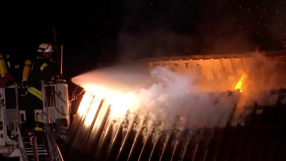 Ein Feuerwehrmann löscht einen brennenden Dachstuhl in Walsrode. © HannoverReporter 