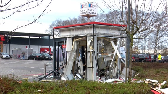 Ein gesprengter Geldautomat in Walsrode auf dem Parkplatz eines Supermarktes © Hannover Reporter 