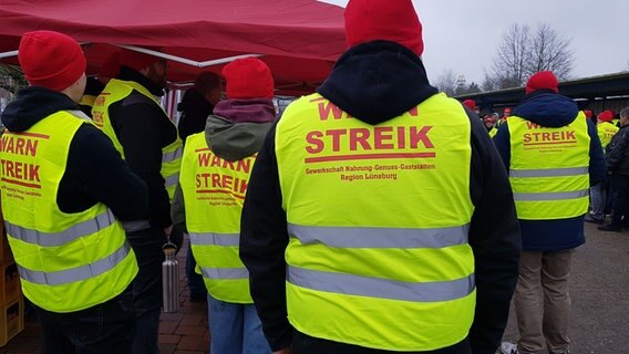 Beschäftigte von Mondelez nehmen an einem Warnstreik teil. © Gewerkschaft Nahrung-Genuss-Gaststätten 