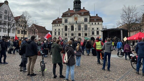Beschäftigte im ÖPNV versammeln sich in Lüneburg zu einer Kundgebung. © NDR Foto: Regina Hamborg