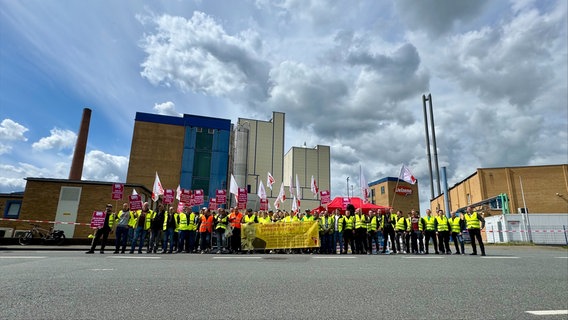 Beschäftigte des Lebensmittelherstellers Uelzena stehen beim Warnstreik vor dem Firmengelände in Uelzen. © Gewerkschaft Nahrung-Genuss-Gaststätten Foto: Steffen Lübbert