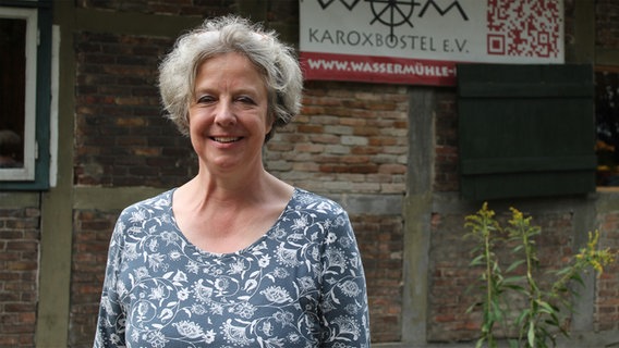 Die Vorsitzende des Vereins Wassermühle Karoxbostel, Emily Weede. © NDR Foto: Kerstin Geisel