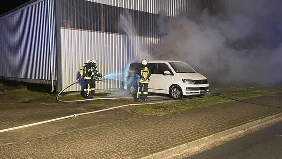 Einsatzkräfte der Feuerwehr löschen ein brennendes Fahrzeug. © Kreisfeuerwehr Rotenburg (Wümme) 