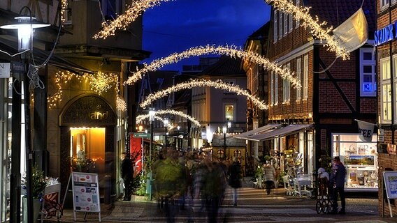 Ein Weihnachtsmarkt in einer Einkaufsstraße in der Innenstadt von Stade. © STADE Tourismus Foto: Martin Elsen