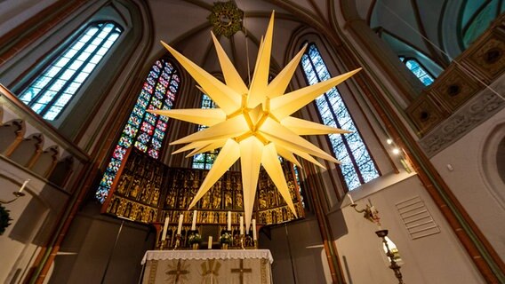 Ein Weihnachtsstern hängt in der St. Johannis Kirche in Lüneburg. © dpa-Bildfunk Foto: Philipp Schulze