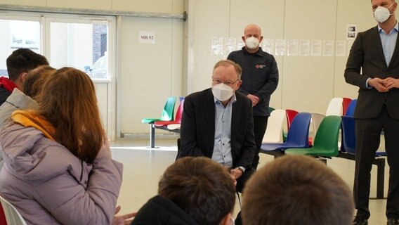 Stephan Weil (SPD), Ministerpträsident Niedersachsens spricht bei einem Beduch des Ankunftszentrums der Landesaufnahmebehörde in Bad Fallingbostel-Oerbke mit Menschen, die vor dem Krieg in der Ukraine geflüchtet sind. © Staatskanzlei Niedersachsen 