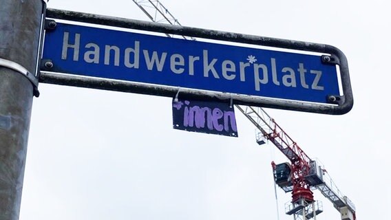 Die Straße "Handwerkerplatz" in Lüneburg wurde von Aktivistinnen zum Weltfrauentag in "HandwerkerInnenplatz" umbenannt. © NDR Foto: Dominik Semrau