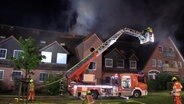 Einsatzkräfte der Feuerwehr löschen ein Mehrfamilienhaus in Wendisch Evern. © NonstopNews 