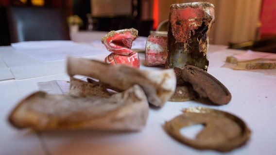 Archäologische Fundstücke liegen auf einem Tisch. © dpa-Bildfunk Foto: Philipp Schulze