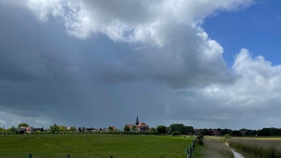 Dunkle Wolken ziehen über das Dorf Freiburg (Elbe) hinweg. © NDR Foto: Klaus Hain