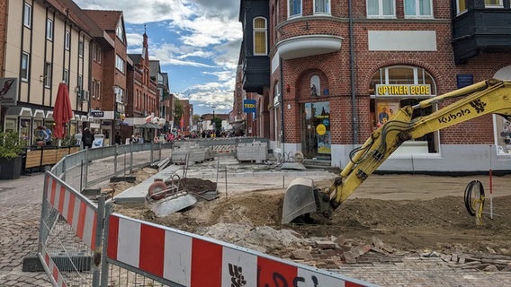 Bagger arbeiten in der Fußgängerzone von Winsen/Luhe. © NDR Foto: Astrid Kühn