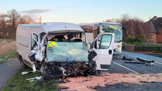 Ein Transporter und ein Reisebus stehen nach einem schweren Unfall an einer Straße. © Polizeiinspektion Stade 