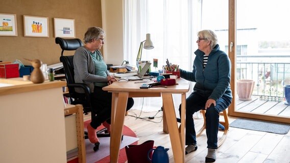 Rita Lassen (l.) und Käthe Stäcker sitzen in ihrer Wohnung im Hitzacker-Dorf. © dpa Foto: Philipp Schulze