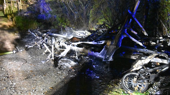 Die Reste eines verbrannten Wohnwagens. © Polizeiinspektion Stade 