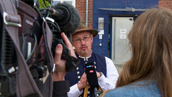 Ein Schäfer aus Winsen vor Kameras im Interview. © NDR Foto: NDR