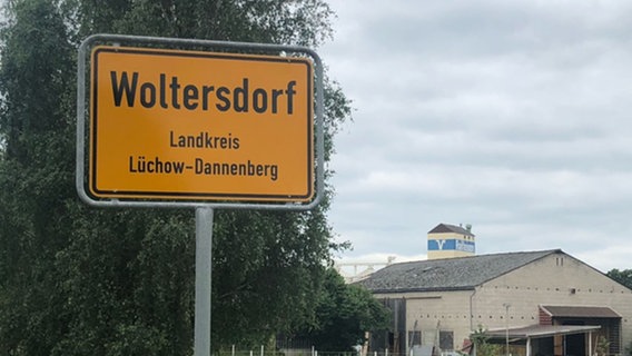 Das Ortsschild von Woltersdorf im Landkreis Lüchow/Dannenberg. © NDR Foto: Anna Fietz