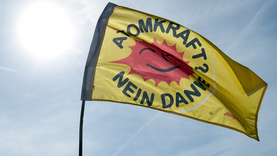 Eine Fahne mit der Aufschrift "Atomkraft? Nein Danke!" © dpa-Bildfunk Foto: Friso Gentsch