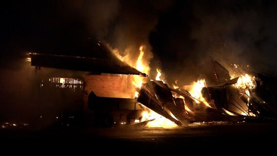 Eine Scheune steht nach einem Unfall in Zeven in Flammen. © NonstopNews 