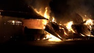 Eine Scheune steht nach einem Unfall in Zeven in Flammen. © NonstopNews 