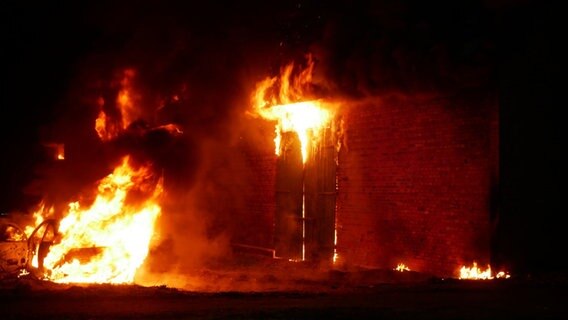Eine Scheune in Zeven steht in Flammen. © Polizeiinspektion Rotenburg 