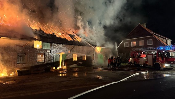 Einsatzkräfte der Feuerwehr löschen eine brennende Scheune. © Kreisfeuerwehr Rotenburg (Wümme) 
