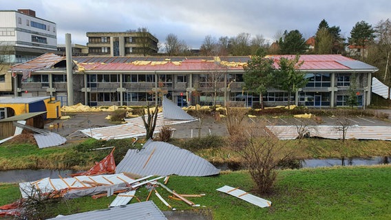 Das Dach einer Schule in Stade ist während eines Sturms abgerissen worden. © Polizeiinspektion Stade 
