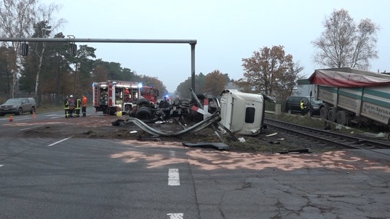 Die Reste eines zerstörten LKWs liegen an einem Bahngleis. © NonstopNews Aktuell 