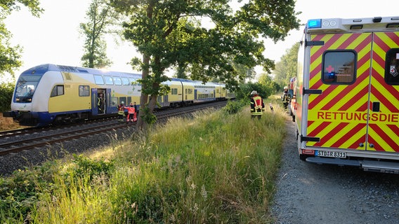 Ein Rettungswagen steht neben einem Zug bei Himmelpforten. © NDR Foto: Jörn Pietschke