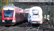 Ein ICE und eine Regionalbahn stehen nach einem Zugunfall nebeneinander. © Hellwig TV-Elbnews Produktion 