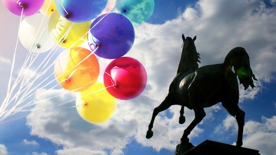 Luftballons vor Statue Westfalenpferd (Bildmontage) © Fotolia.com, Photocase Foto: jakkapan, Lachliesl