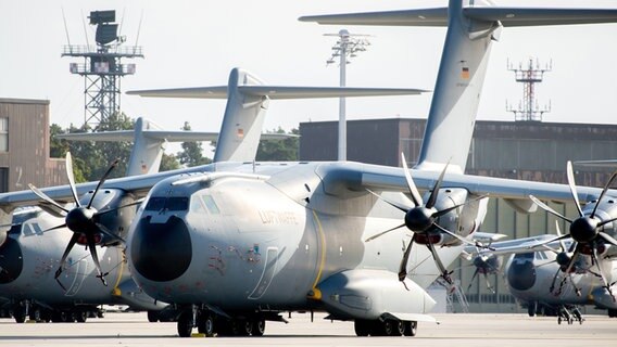 Transportflugzeuge vom Typ Airbus A400M der Luftwaffe stehen am Morgen auf dem Fliegerhorst Wunstorf in der Region Hannover. © picture alliance/dpa | Hauke-Christian Dittrich Foto: Hauke-Christian Dittrich