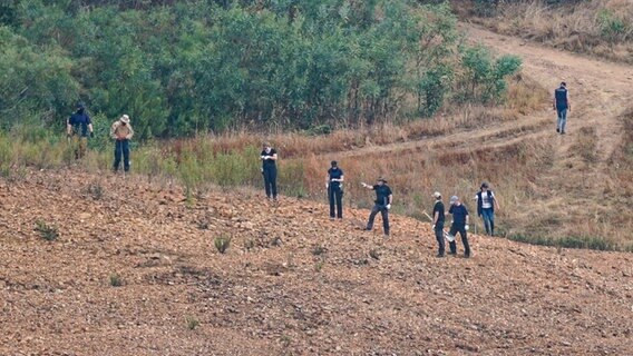 Polizisten arbeiten am Ufer des Arade-Stausees in der Nähe von Silves, während die Suche im Rahmen der Ermittlungen zum Verschwinden von Madeleine McCann beginnt. © picture alliance/dpa/PA Wire | Yui Mok Foto: Yui Mok