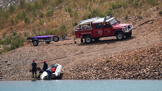 Ein Suchteam bereitet einen Einsatz am Stausee Barragem do Arade im Rahmen der Ermittlungen zum Verschwinden von Madeleine (Maddie) McCann vor. © PA Wire/dpa Foto: Yui Mok