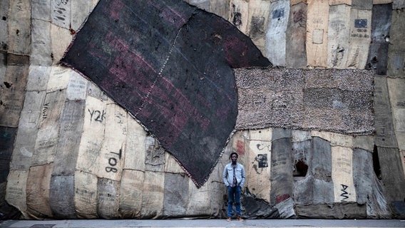 Der Künstlert Ibrahim Mahama vor einem seiner Werke in Mailand am 02. April 2019 © picture alliance / Photoshot 