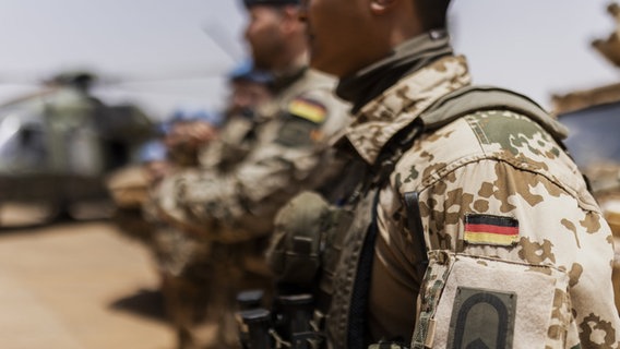 Soldaten stehen im Camp Castor. © picture alliance/photothek Foto: Florian Gaertner