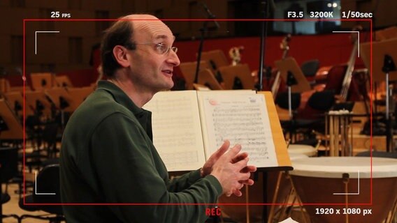 Andrew Manze, Chefdirigent der NDR Radiophilharmonie, beim Dreh einer neuen Folge seines Video-Blogs. © NDR 