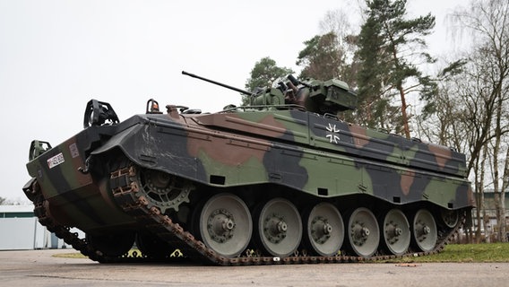 Ein Schützenpanzer Marder ist schräg von unten zu sehen. © picture alliance/dpa Foto: Christian Charisius