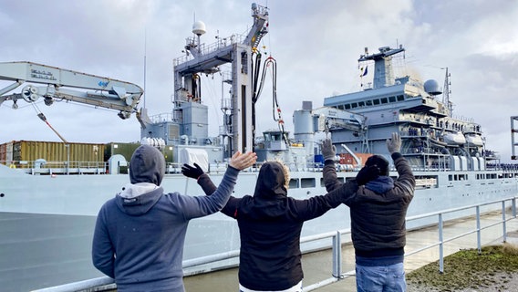 Das Marine-Schiff "Bonn" legt in Wilhelmshaven ab. © NDR Foto: Peter Becker