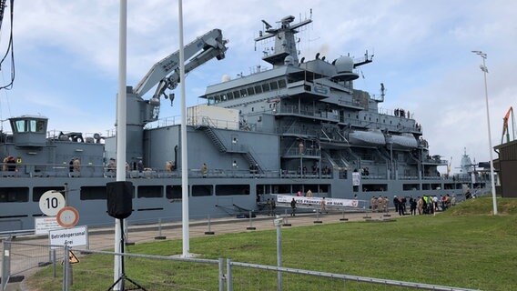 Das Marine-Schiff "Frankfurt am Main" liegt in WIlhelmshaven. © NDR Foto: Jutta Przygoda