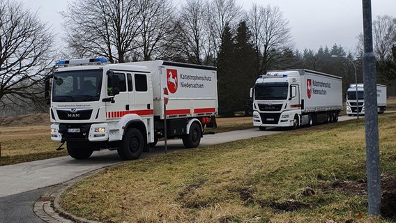 Katastrophenschutzfahrzeuge fahren auf einer Straße. © Niedersächsisches Ministerium für Inneres und Sport Foto: Niedersächsisches Ministerium für Inneres und Sport