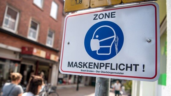 In Emden weist ein Schild auf die bestehende Maskenpflicht hin. © picture alliance/dpa Foto: Sina Schuldt/dpa